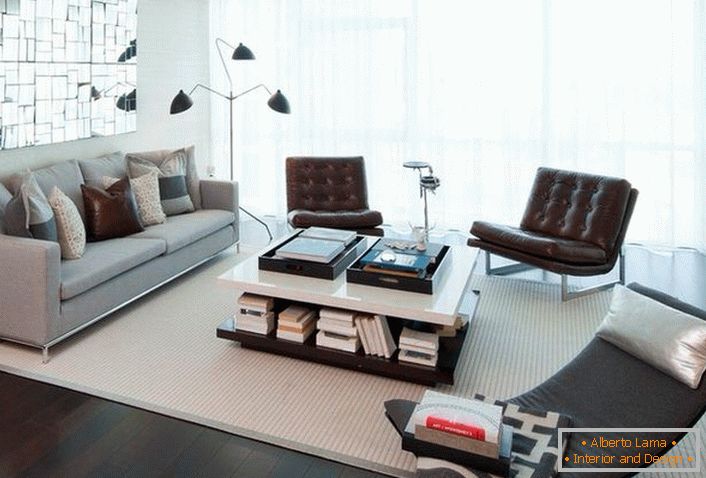 A high-tech stílusú kanapé mindig világos geometriai vázlatokkal rendelkezik. Mint dekoráció, főleg négyzetes párnákat használunk egyenletes méretben.
