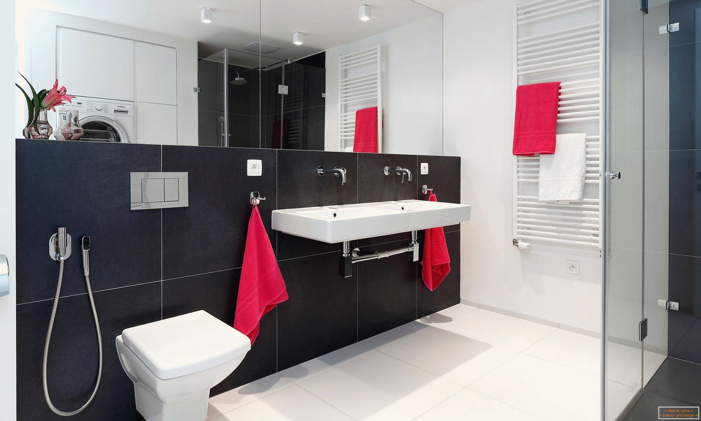 Piros, fehér és fekete a fürdőszoba kialakításában