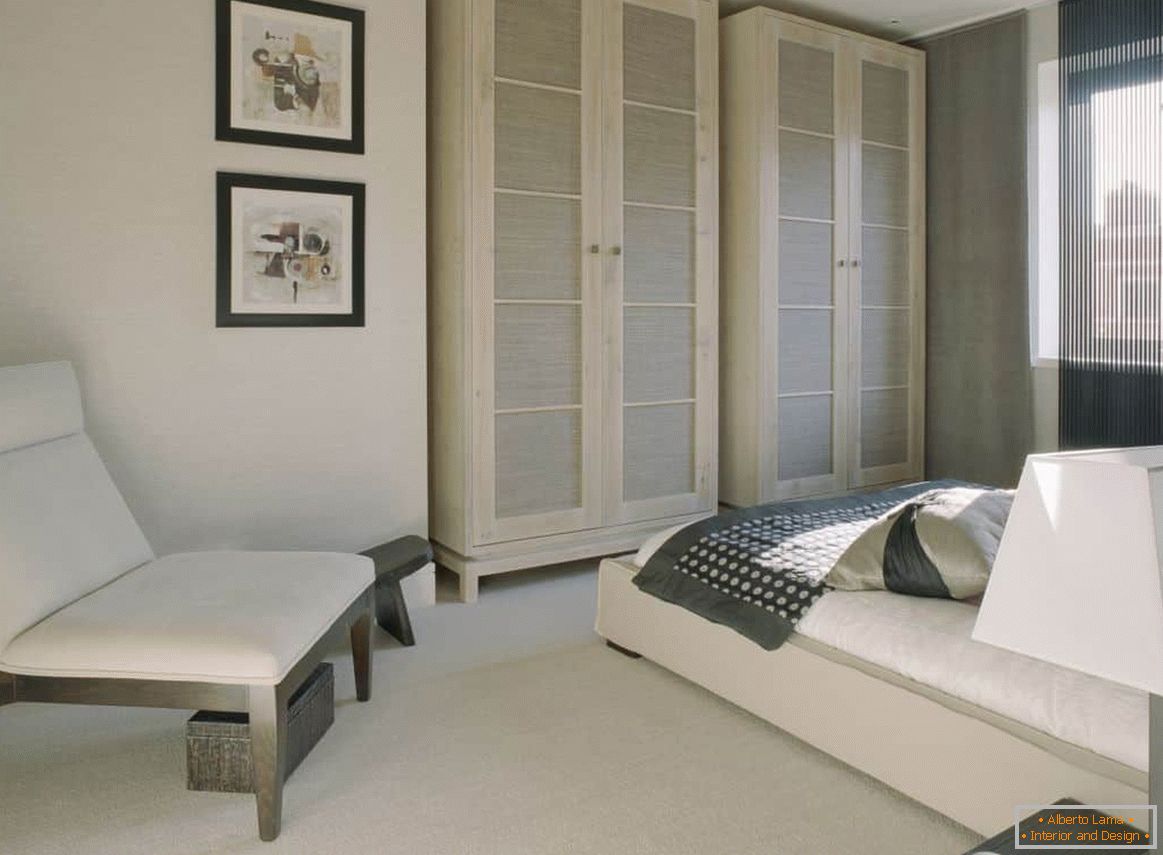 Klasszikus, fehér hálószoba kényelmes szekrénnyel