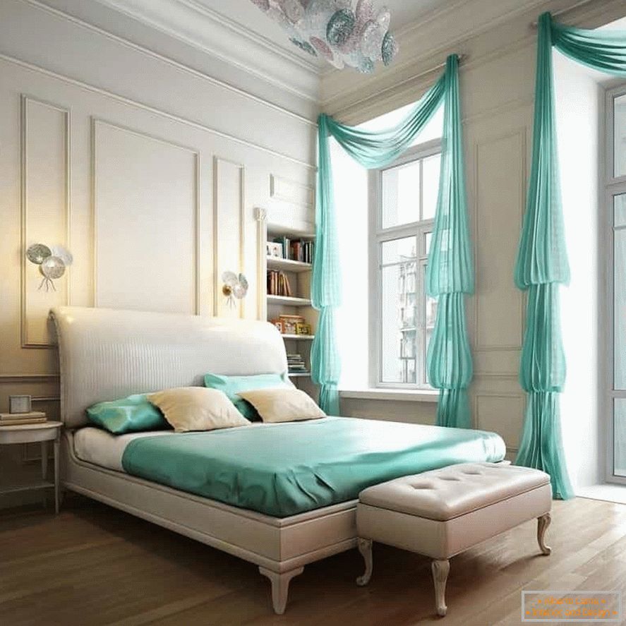 A klasszikus hálószoba fehér belső felülete színes ágyneművel és függönyökkel hígítható