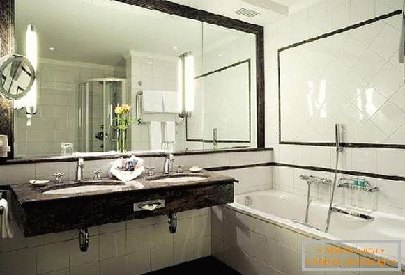 nagyméretű tükörrel berendezett fürdőszoba kialakítása, 38. kép