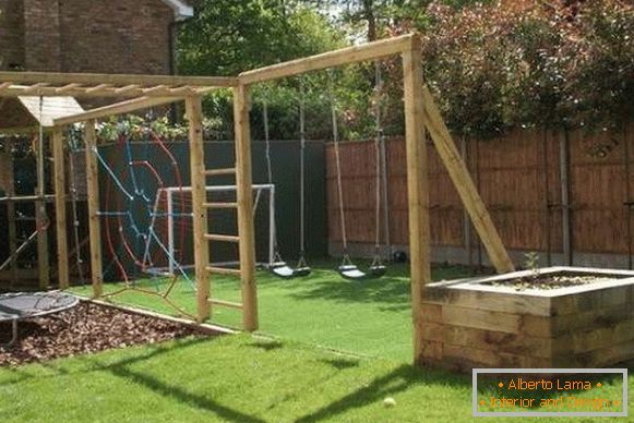 Gyerek hinta a ház udvarának kialakításában - fénykép