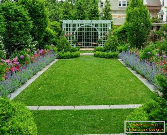 A község magánházának udvarának tervezési projektje - virág a kertben