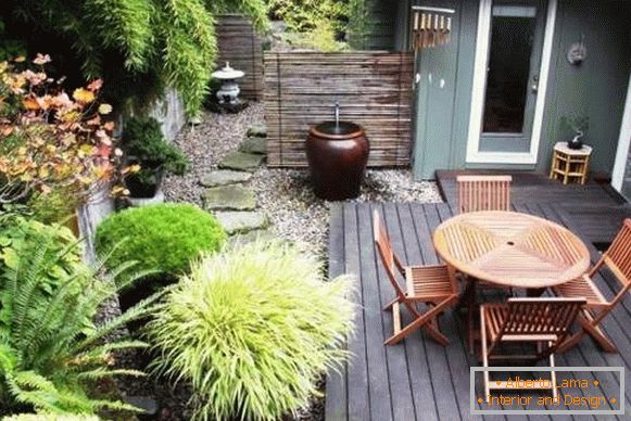 Hogyan kell díszíteni az udvaron a saját kezével - fotó kerti bútorok és dekoráció
