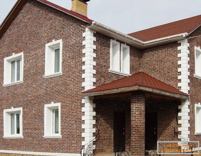 A ház homlokzatának dekoratív kialakítása кирпичом