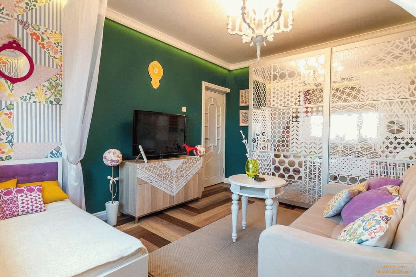 A nappali és a gyermekszobát színnel és függönyökkel zónázva