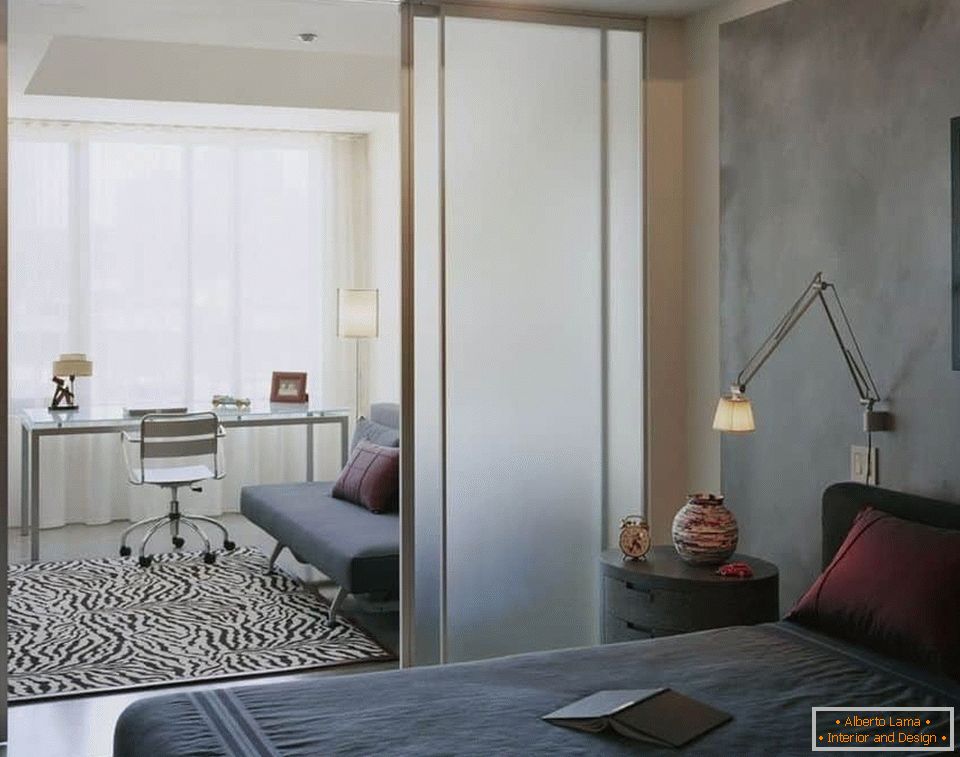 A hálószobában és a nappaliban lévő bútorok egy helyiségben mozgathatók