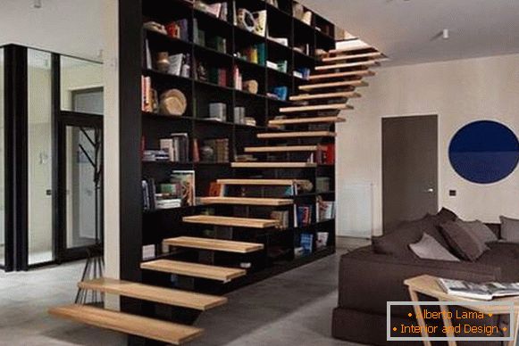 Modern nappali design egy lépcsőházban magánházban