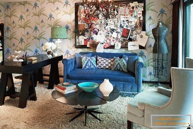 A privát ház divatos nappalija az eklektikus stílusban