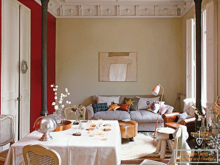 Elegáns nappali az eklektikus stílusban díszített aranyos párnákkal. A szoba újévi díszítéséhez a ház tulajdonosa érdekes fenyővel díszített, stílusos díszítéssel.