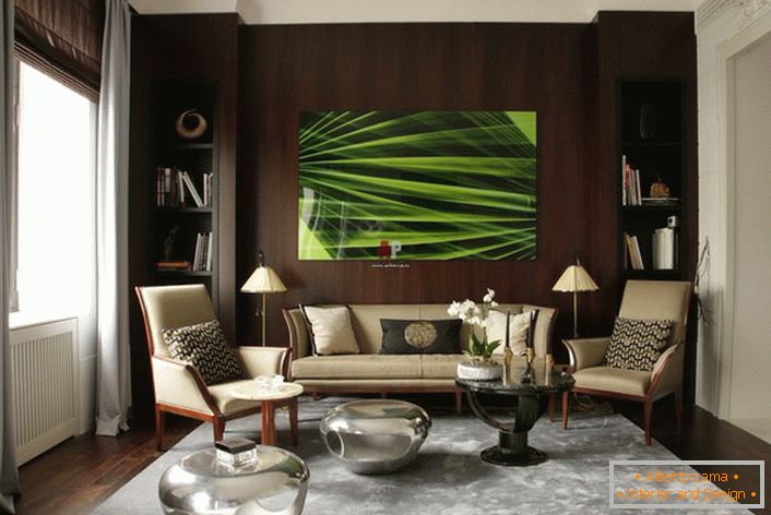 A sötétbarna fal kontrasztja a kanapé és a padló mögött világos mennyezet és falak között, az eklektika legjobb hagyományai szerint.
