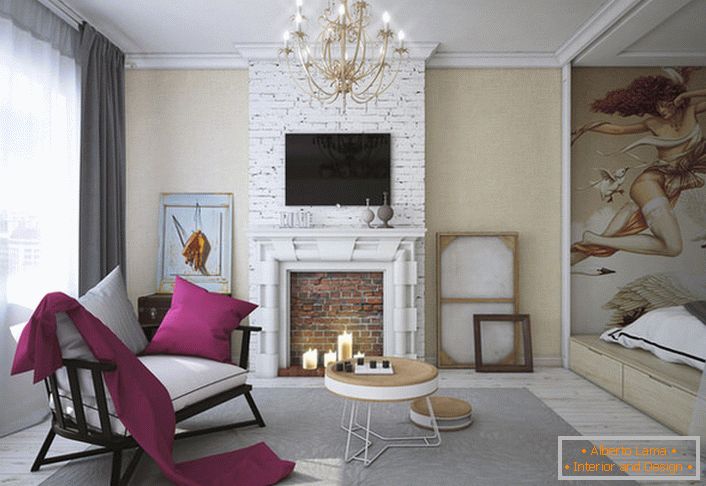 A világos és sötét színű nappaliban lévő bútorok stílusa különböző, de a fehér párnáknak köszönhetően tökéletesen illeszkedik az egész eklektikus koncepcióba.