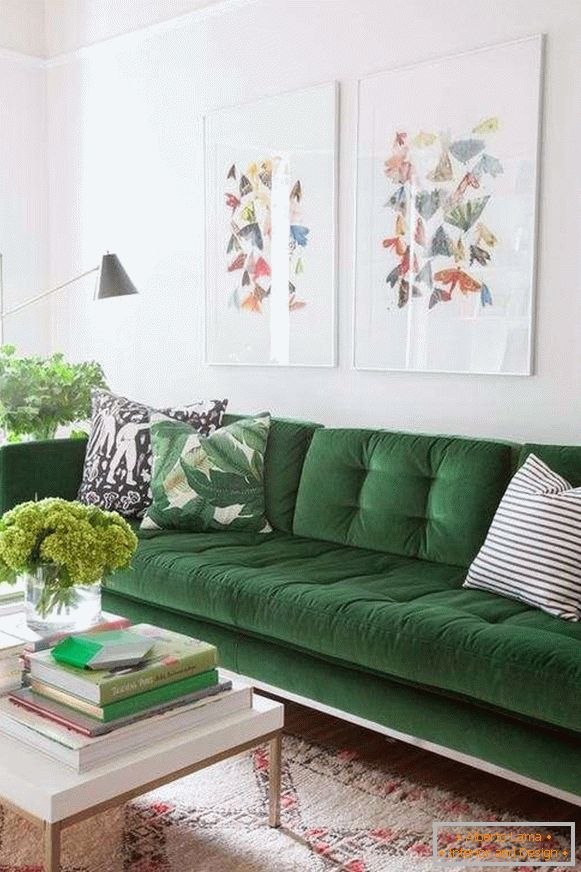 Zöld bársony kanapé a nappali belsejében - fénykép