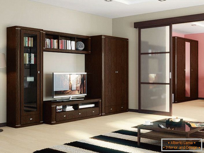 A wenge nemes színe ideális helyiség díszítésére. A modern színséma a nappaliban elegáns és kifinomult.