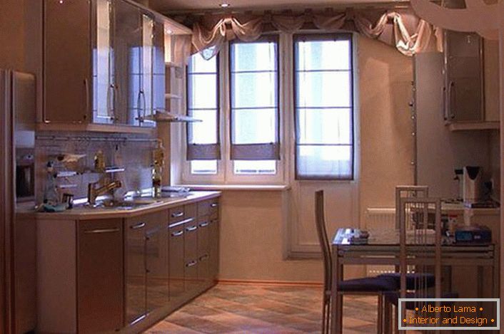 A tágas konyhaszekrény lógó szekrénnyel világos bézs színnel vonzónak és remeknek tűnik. A kirakóhely helyett a tervező egy rést adott, ahol kényelmesen hűtőszekrényt helyeztek el.