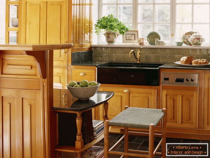 A négyszögletes konyhák esetében a legjobb választani egy L-alakú fából készült konyhaszekrényt.
