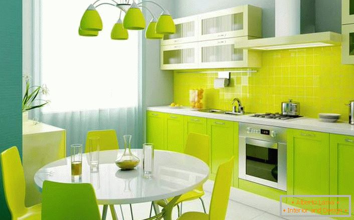 A friss, gazdag zöld árnyalat kitűnő választás a kis konyha díszítésére.
