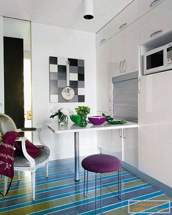 Egy egyszerű konyha egy modern lakásban