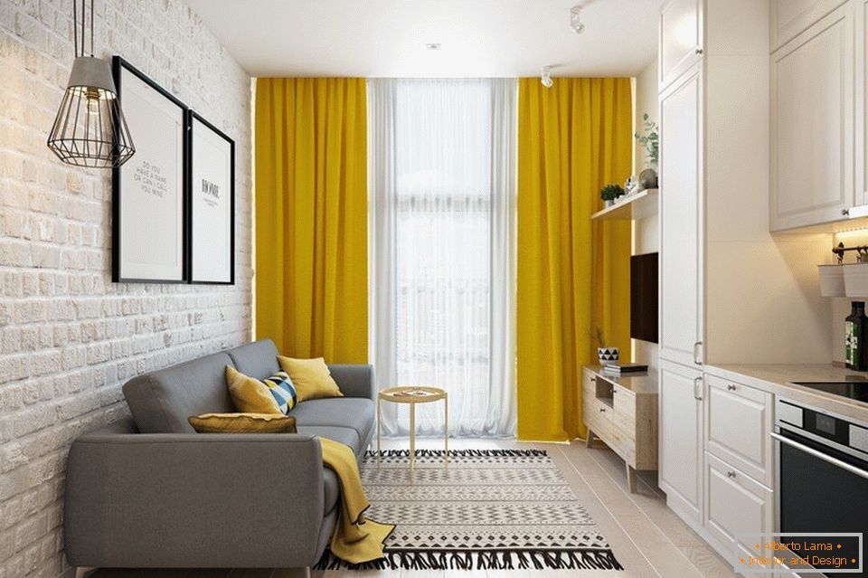 Sárga függönyök világos belső térben