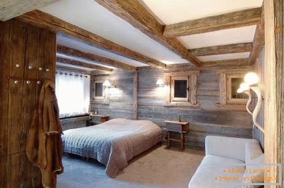 A hálószobában egy vidéki ház egy faház stílusában