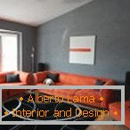 Narancsszínű bútorok szürke szobában