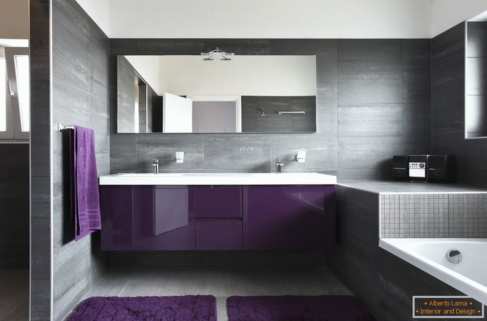 A barna és lila kombináció a fürdőszobai dekorációban