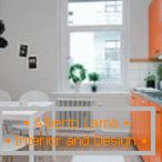 Fehér konyha narancsszínű bútorokkal