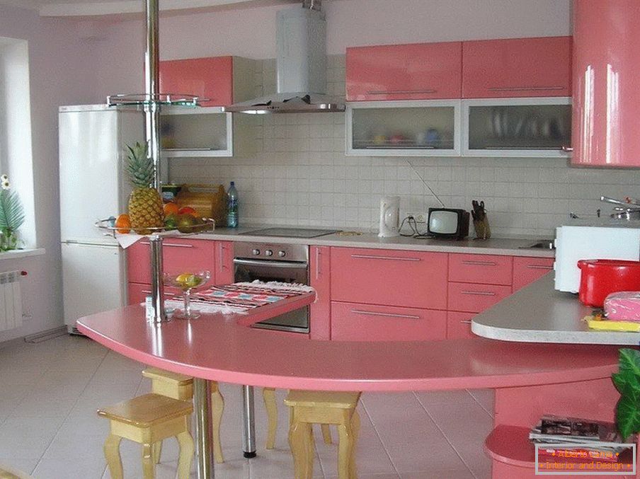 Fehér és rózsaszín konyha