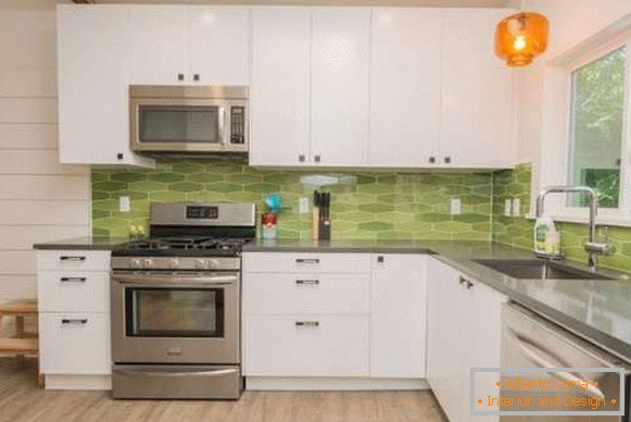 Design hálós konyha egy magánházban - fehér és zöld fotó