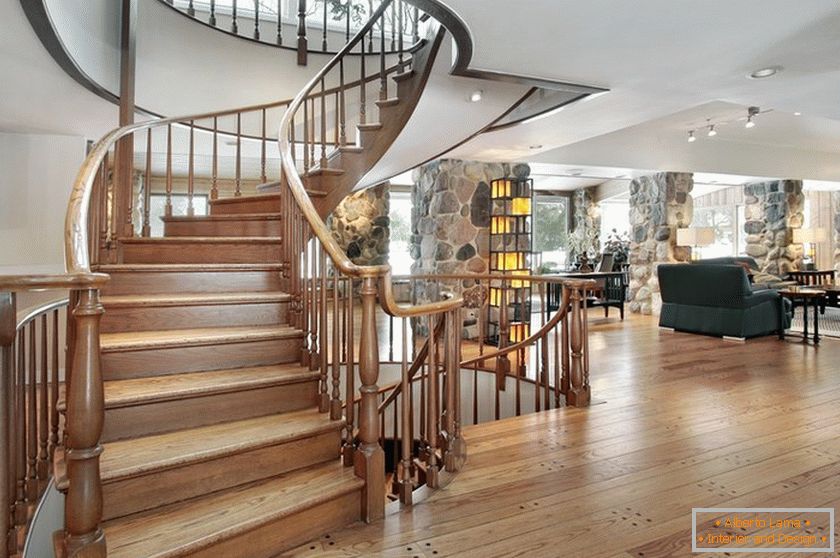 Egy egyszerű klasszikus lépcsőház egy nagy házban