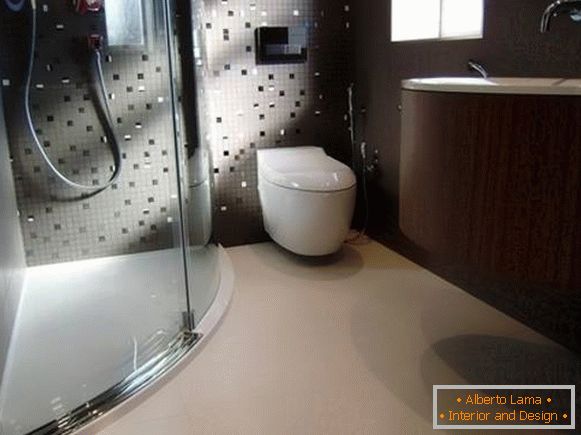 Kombinált fürdőszoba lógó vízvezetékkel és zuhanyzóval