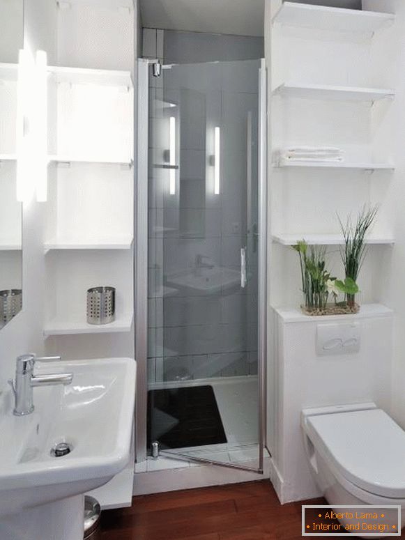 A kombinált fürdőszoba belseje szokatlanul kényelmes elrendezéssel