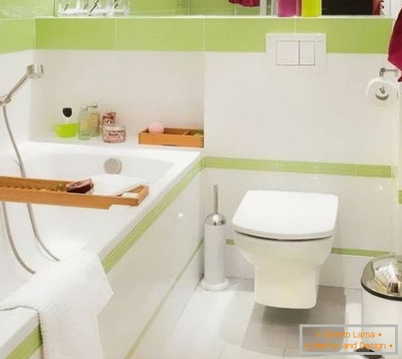 Kis kombinált fürdőszoba fehér-zöld csempe