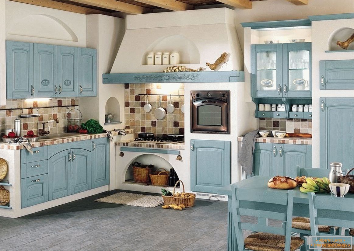 Kék homlokzat fehér konyhában