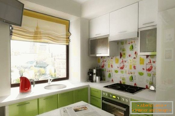 Kis fotószobák - fehér és zöld konyha kialakítása a lakásban