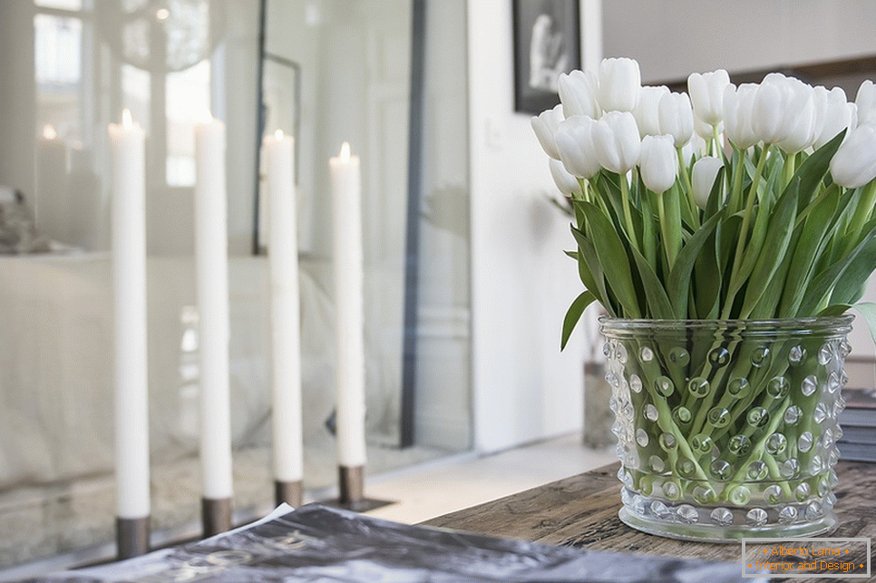 Vázak tulipánokkal a belső térben