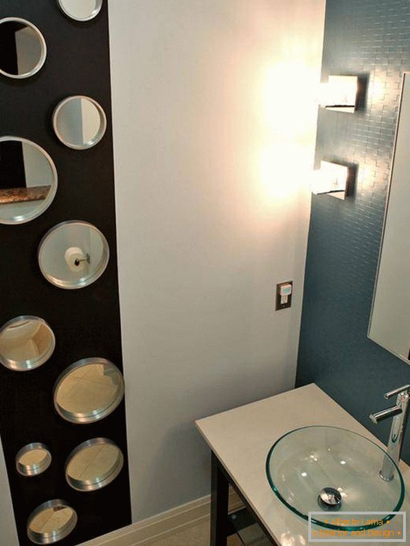 Kis fürdőszoba tükrökkel