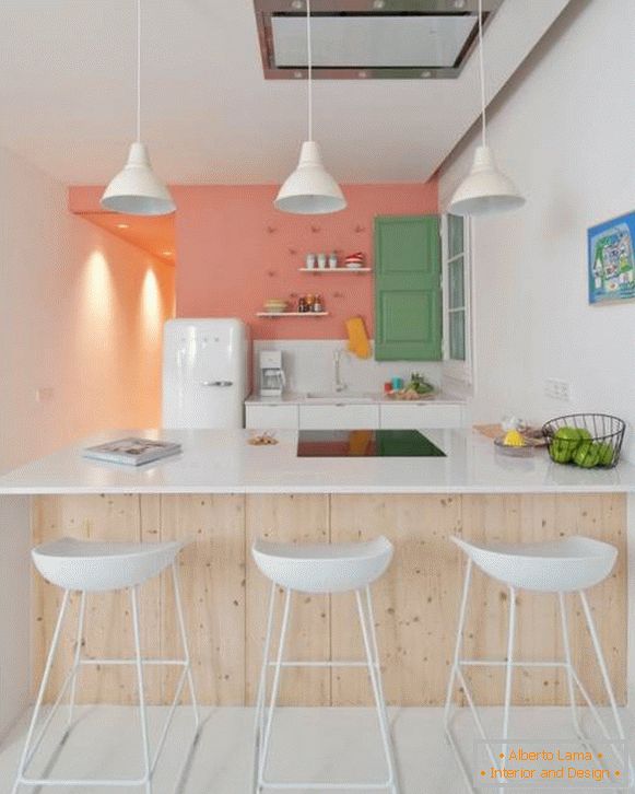Egy kis konyha belseje egy nappali lakáskal