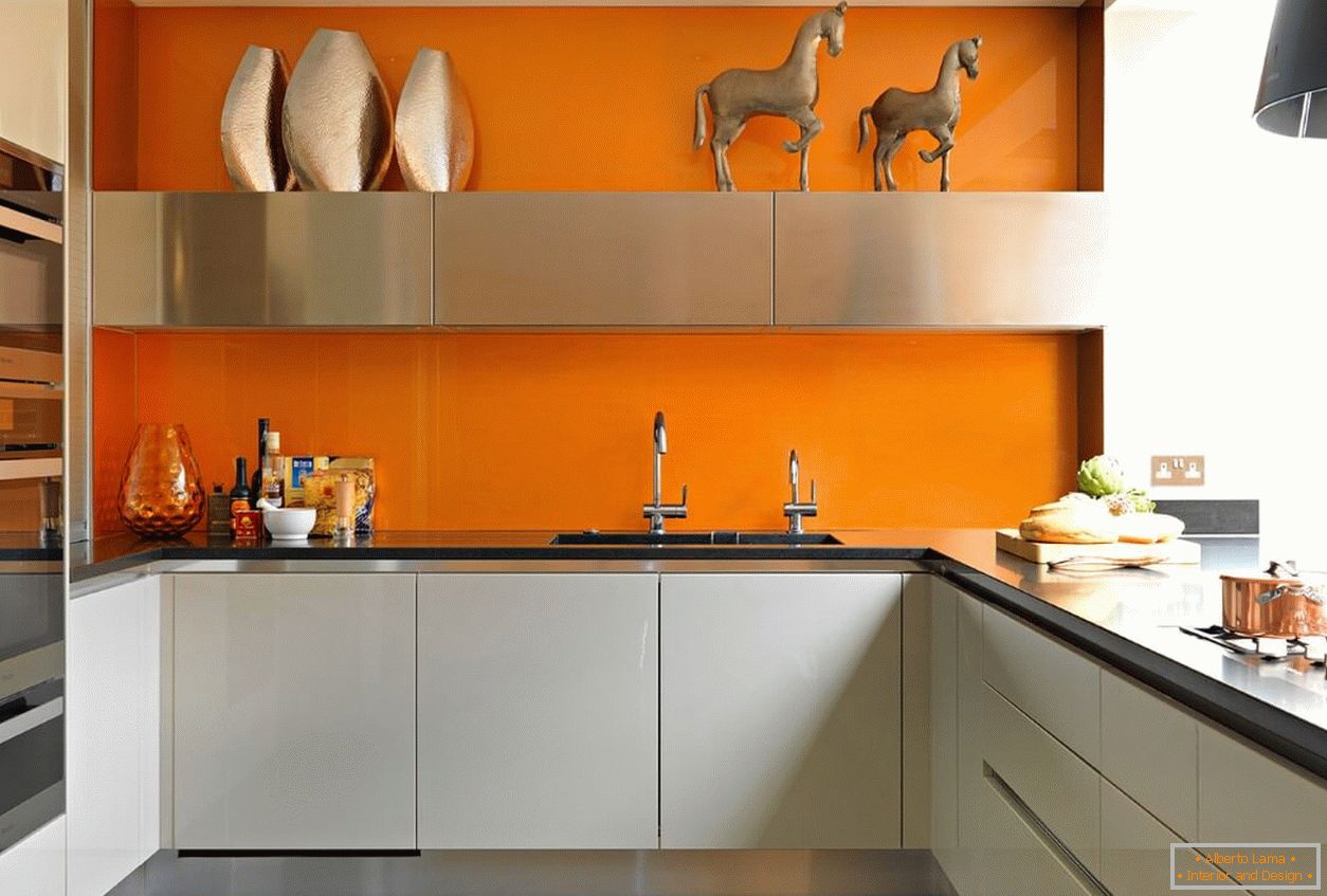 Narancssárga kötény a konyhában