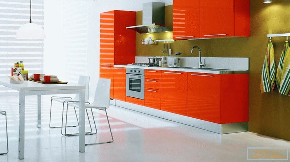 Fehér padló és narancssárga bútorok a konyhában
