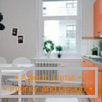 Fehér narancssárga a konyhában