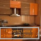 Fából készült narancssárga bútorok a konyhában