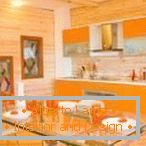 Narancs és fa kombinációja a konyhában