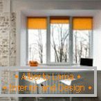 Narancssárga római függönyök az ablakon