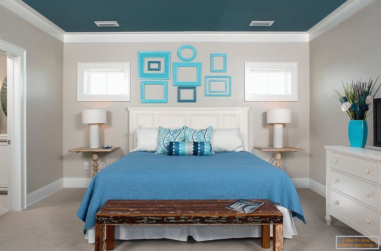 Fehér és kék hálószoba belső