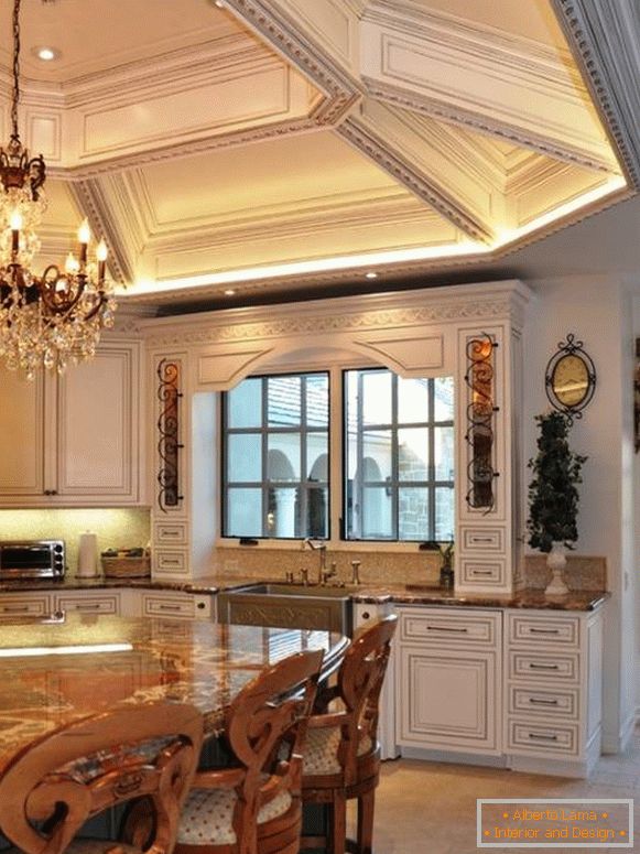 Luxus mennyezet egy klasszikus konyhában