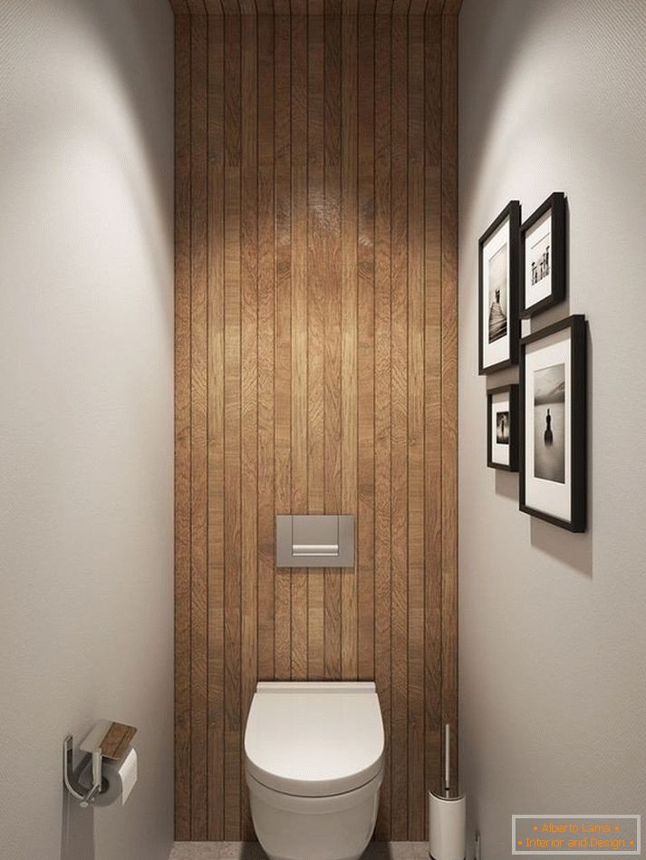 A fürdőszoba egy fából készült mennyezet és egy fal