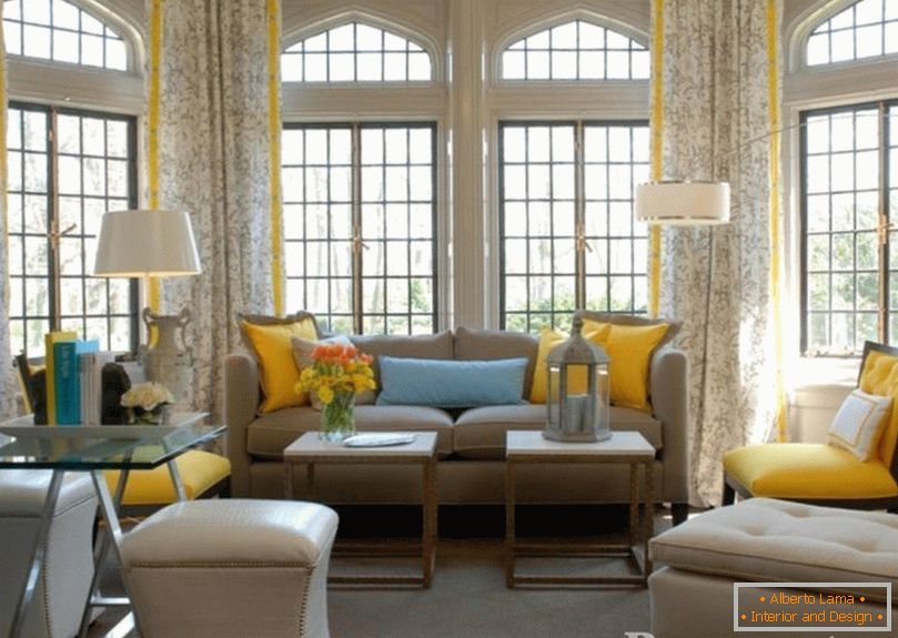 Sárga függönyök a nappaliban