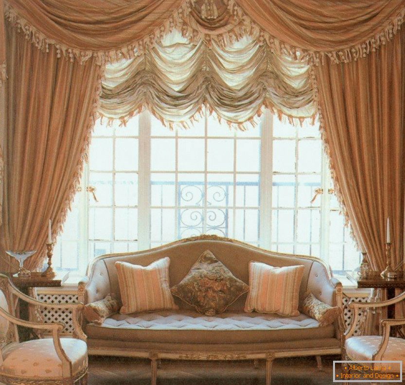 Belső elegáns függönyökkel és egy kanapéval