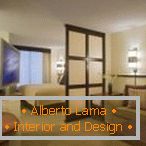 Ugyanolyan design lámpák a nappali és hálószoba falán